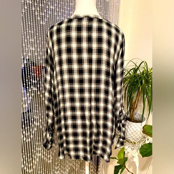 EXPRESS PULLOVER TIE FRONT BLOUSE NWT - Picture 2 of 7